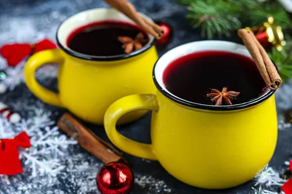 Christmas Red Wine Mulled Wine Spices Large Yellow Mugs White — Stock Photo, Image