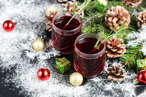 Weihnachtsrotwein Glühwein Mit Gewürzen Und Auf Dunklem Hintergrund Rund Den — Stockfoto