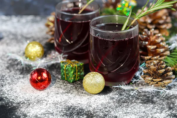 Рождественское Красное Вино Глинтвейна Специями Темном Фоне Вокруг Белого Снега — стоковое фото