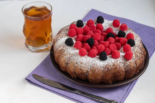 Natale Torta Natalizia Cosparsa Zucchero Velo Top Lampone Mora Sfondo — Foto Stock