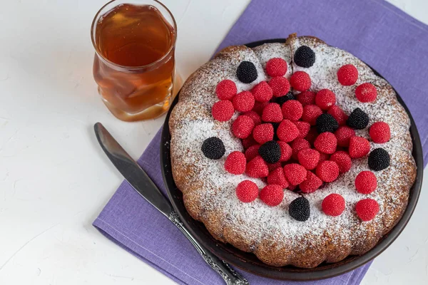 Natale Torta Natalizia Cosparsa Zucchero Velo Top Lampone Mora Sfondo — Foto Stock