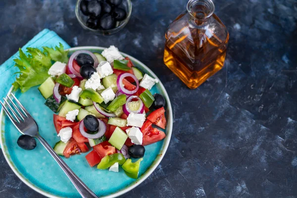 希腊沙拉 红色的洋葱环 素食主义者的食物 节日和新年的菜肴 在黑暗的背景下 复制空间 — 图库照片