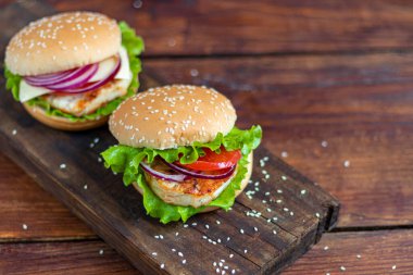 Tavuk pirzolalı sandviç. Ekmek üzerine susam tohumları serpiştirilmiş. Hamburger..