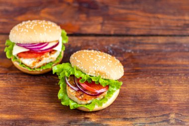 Tavuk pirzolalı sandviç. Ekmek üzerine susam tohumları serpiştirilmiş. Hamburger..