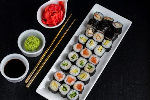Sushi Rybami Okurkou Úhořem Avokádem Zabalený Nori Seaweed Jídlo Pro — Stock fotografie