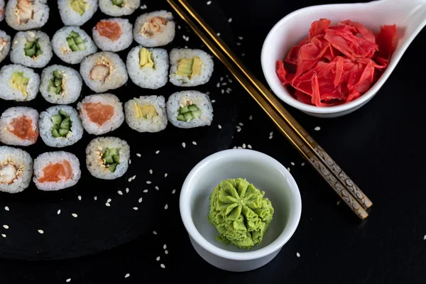 Sushi Rybami Okurkou Úhořem Avokádem Zabalený Nori Seaweed Jídlo Pro — Stock fotografie