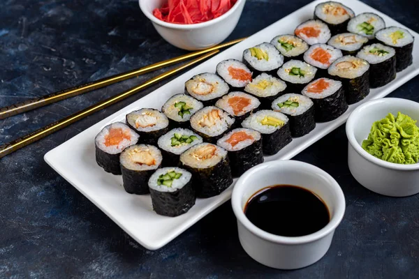 Sushi Rybami Okurkou Úhořem Avokádem Zabalený Nori Seaweed Jídlo Pro — Stock fotografie