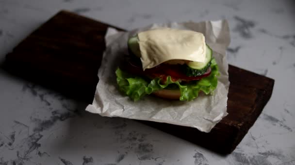 Готуємо Гамбургер Вдома Поступове Компонування Великий Апетитний Бургер Куркою Цибулею — стокове відео