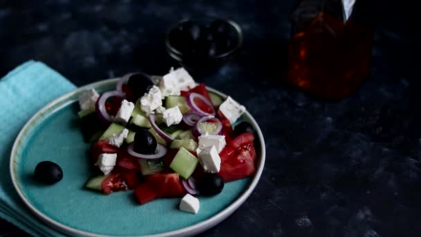 Cocinar Ensalada Griega Plato Verde Ponemos Los Tomates Los Pepinos — Vídeos de Stock