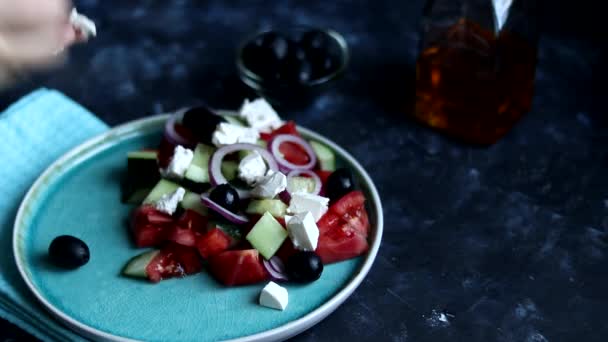 Griekse Salade Koken Een Groene Plaat Strooien Tomaten Komkommers Plakjes — Stockvideo