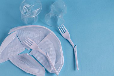 Plastik tabaklar, atıklar. Plastiğin geri dönüşümü ve çevrenin iyileştirilmesi. Uzayı kopyala Yukarıdan görüntüle. 