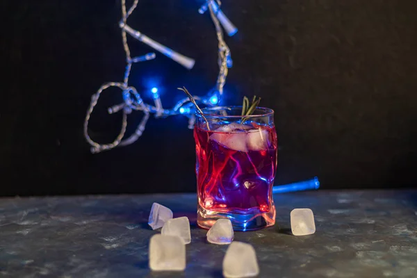 Bebida Celebración Vino Rosa Sobre Fondo Oscuro Objetos Año Nuevo — Foto de Stock