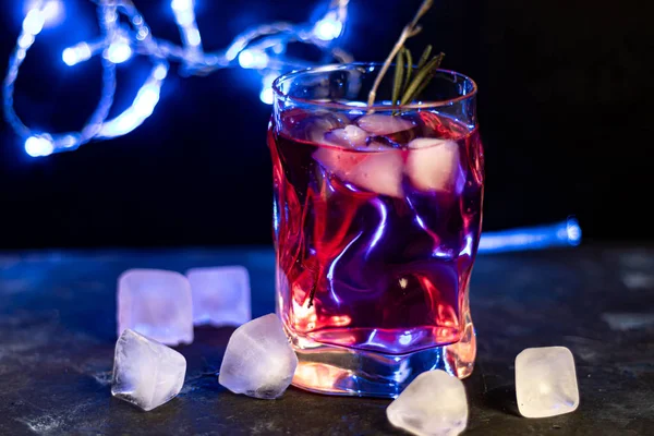 庆祝饮料 玫瑰酒在黑暗的背景 新年的道具人造雪 复制空间 — 图库照片