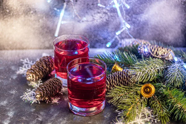 Γιορταστικό Ποτό Ροζέ Κρασί Σκούρο Φόντο Πρωτοχρονιάτικα Σκηνικά Τεχνητό Χιόνι — Φωτογραφία Αρχείου