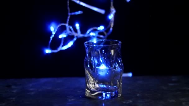 Bevanda Anno Nuovo Versata Bicchiere Trasparente Luci Blu Sono Accese — Video Stock
