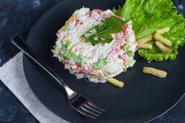 Kraker salatası, Pekin lahanası, tatlı biber, sert peynir, balyk. Mayonez soslu olsun. Yaban mersiniyle süslenmiş. Şenlikli, yeni yıl yemeği..