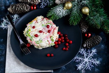 Kraker salatası, Pekin lahanası, tatlı biber, sert peynir, balyk. Mayonez soslu olsun. Kızılcıklarla süslenmiş..