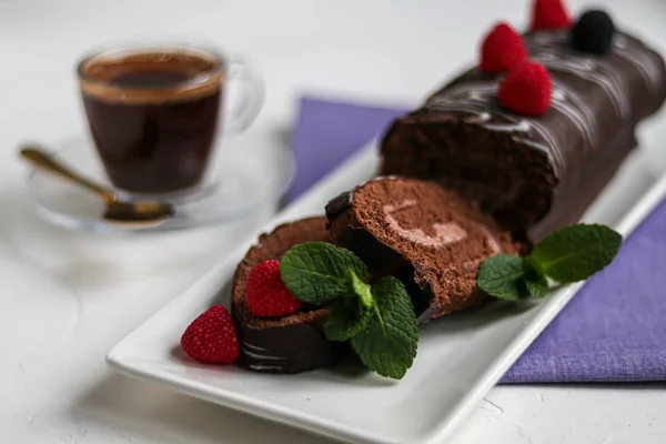 Gesneden Chocoladebroodje Versierd Met Aardbeien Begrepen Ruimte Kerstmis Nieuwjaarsstemming Ontbijt — Stockfoto