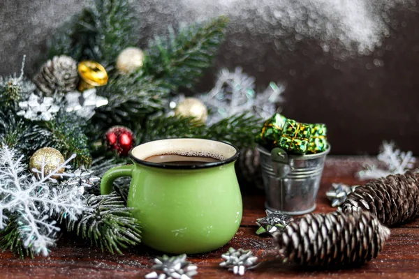 Dilimlenmiş çikolata rulosu. Çilekle süslenmiş. Uzayı kopyala Noel, yeni yıl havası. Bir fincan kahveyle kahvaltı.. 