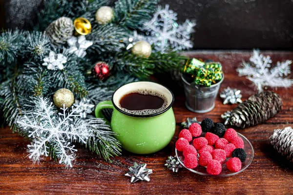 Dilimlenmiş çikolata rulosu. Çilekle süslenmiş. Uzayı kopyala Noel, yeni yıl havası. Bir fincan kahveyle kahvaltı.. 