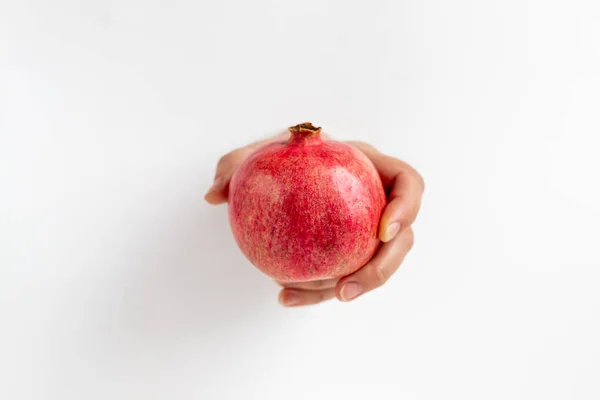 Ženská Ruka Drží Granátové Jablko Vložen Otvoru Listu Papíru Zdravé — Stock fotografie