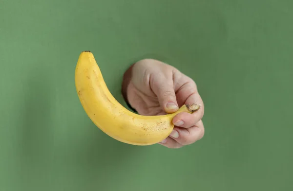 Жіноча Рука Тримає Банан Вставляється Отвір Аркуші Паперу Здорове Харчування — стокове фото