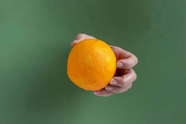 Une Main Féminine Tient Une Orange Insérée Dans Trou Dans — Photo