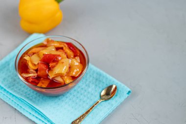 Konserve dolma biber ve domatesli cam kavanozlar içinde Lecho salatası. Kış için hasat. Vejetaryen yemeği. Boşluğu kopyala.