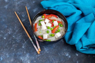 Seswan pirinç eriştesi ya da hakka ya da ana sebzeli erişte. Talep edilen Hindiçin yemekleri bir kâse ya da tabakta ahşap çubuklarla servis edilir. Boşluğu kopyala. 