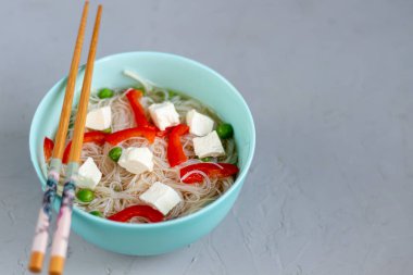 Seswan pirinç eriştesi ya da hakka ya da ana sebzeli erişte. Talep edilen Hindiçin yemekleri bir kâse ya da tabakta ahşap çubuklarla servis edilir. Boşluğu kopyala. 