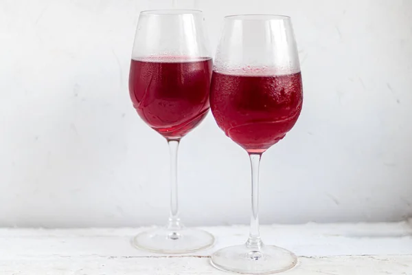 Deux verres avec du vin rouge. Sur fond blanc . — Photo