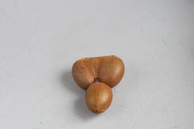 Çirkin kivi meyvesi. Lezzetli ve sağlıklı. Vejetaryen yemeği. Hafif bir arkaplanda.