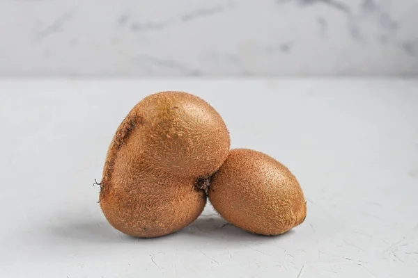 Il brutto kiwi. Gustoso e sano. Cibo vegetariano. Su uno sfondo chiaro . — Foto Stock