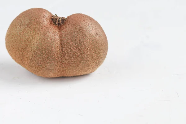 Den fula kiwifrukten. Smaklig och frisk. Vegetarisk mat. På en ljus bakgrund. — Stockfoto