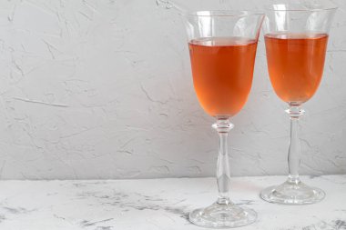 Portakal şarabı iki bardağa doldurulur. Kutlama içkisi. Aile kutlaması.