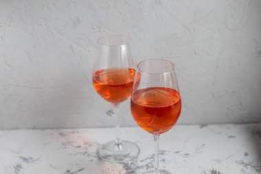 Portakal şarabı iki bardağa doldurulur. Kutlama içkisi. Aile kutlaması.