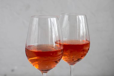 Portakal şarabı iki bardağa doldurulur. Kutlama içkisi. Aile kutlaması.