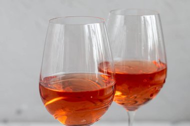 Portakal şarabı iki bardağa doldurulur. Kutlama içkisi. Aile kutlaması.