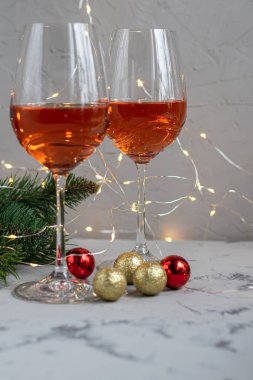 Portakal şarabı iki bardağa doldurulur. Kutlama içkisi. Aile kutlaması.