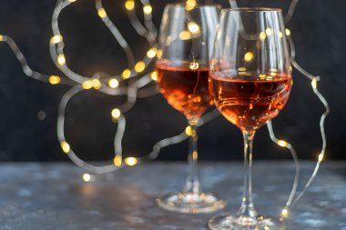 Portakal şarabı iki bardağa doldurulur. Kutlama içkisi. Aile kutlaması.