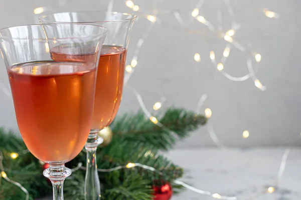 Il vino arancione viene versato in due bicchieri. Bevanda celebrativa. Festeggiamenti familiari . — Foto Stock