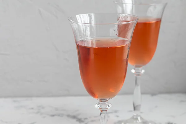 Sinaasappelwijn wordt in twee glazen gegoten. Feestdrankje. Familie viering. — Stockfoto