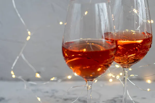 Le vin orange est versé dans deux verres. Boisson de fête. Célébration familiale . — Photo