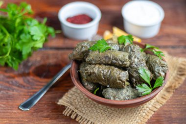 Üzüm yaprakları ve kıymadan yapılmış doğu yemeği Dolma..