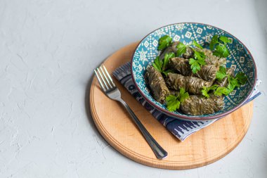 Üzüm yaprakları ve kıymadan yapılmış doğu yemeği Dolma..