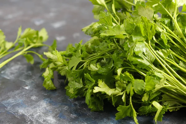 El perejil se encuentra sobre un fondo gris de piedra. Alimento saludable y vitamínico . — Foto de Stock