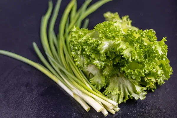 Lechuga verde sobre un fondo oscuro. Comida sana y saludable. Se puede añadir a las ensaladas vegetarianas . — Foto de Stock