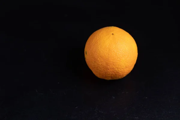 Orange orange sur fond noir. Aliments sains . — Photo