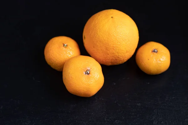 Orange orange sur fond noir. Aliments sains . — Photo
