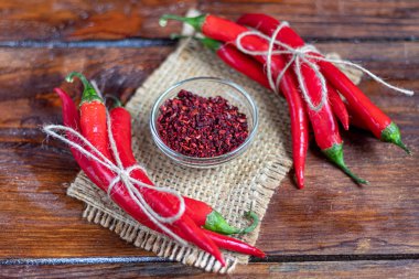 Ahşap bir yüzeyde acı kırmızı biber. Yemeklerde baharatlı katkı maddesi..